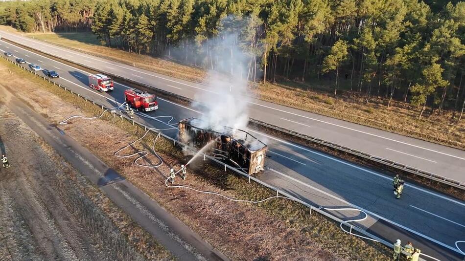 Sattelauflieger brennt auf A24 - Autobahn voll gesperrt