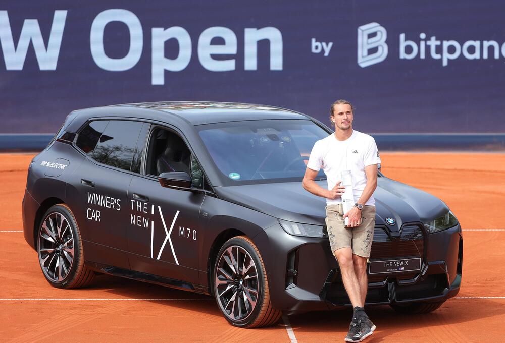 Alexander Zverev durfte das Auto des Turniersponsors über den Platz fahren.