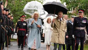 Königin Camilla und König Charles trotzen dem schottischen Regen.
