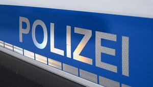 Der Polizei-Schriftzug auf einem Einsatzwagen.