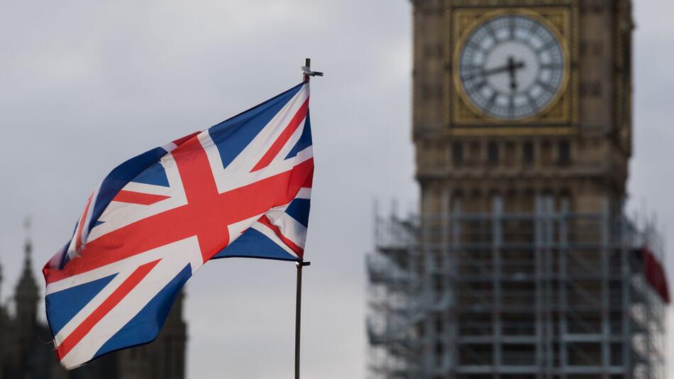 Ein Union Jack weht vor dem Big Ben