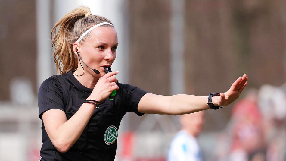 Schiedsrichterin Fabienne Michel während eines Spiels