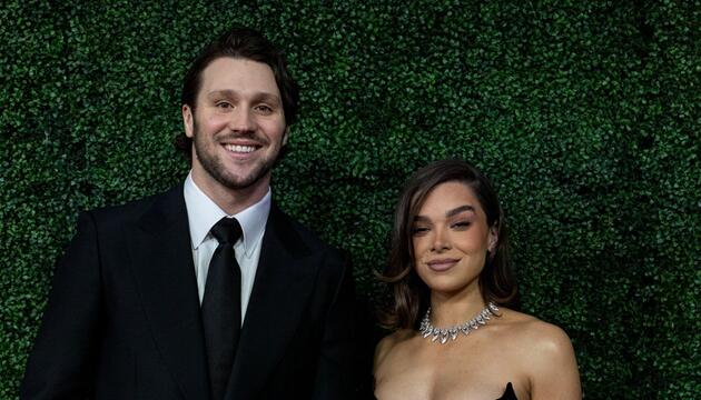 Hailee Steinfeld und Josh Allen sind das neue Superstar-Ehepaar.