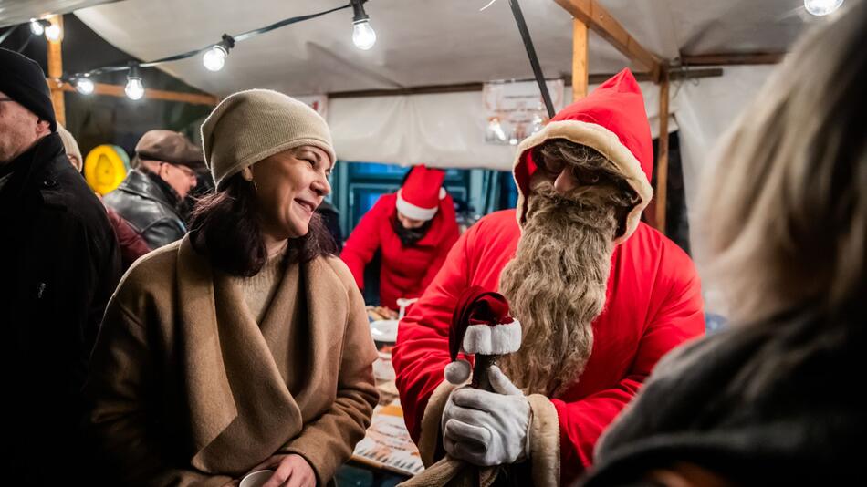 Außenministerin Baerbock besucht Brandenburger Weihnachtsmarkt