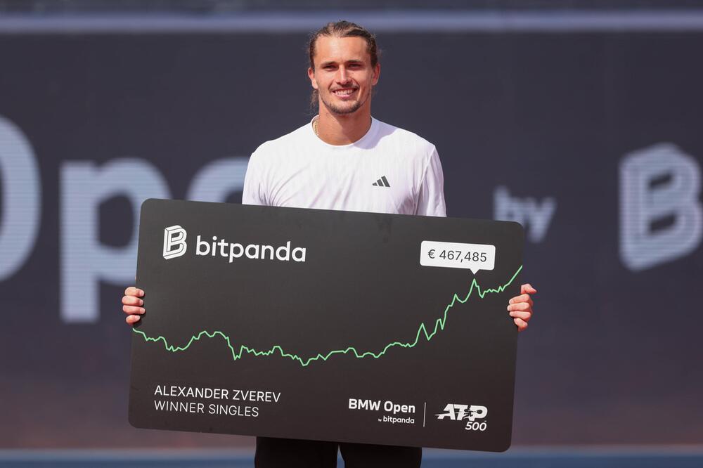 Alexander Zverev bei der Siegerehrung des ATP-Turniers in München.