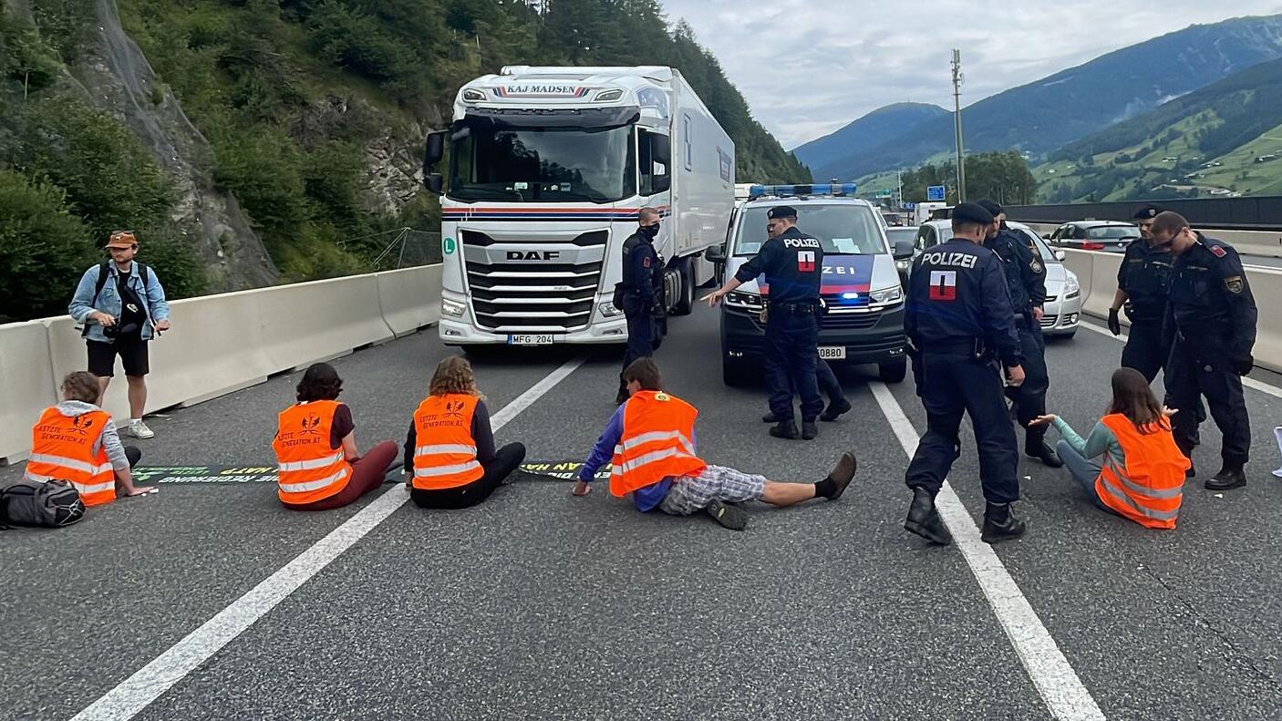 Brenner-Autobahn wegen Klimaprotestaktion gesperrt - Bundesländer -   › Panorama