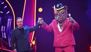 Nashorn und Matthias Opdenhövel bei "The Masked Singer"