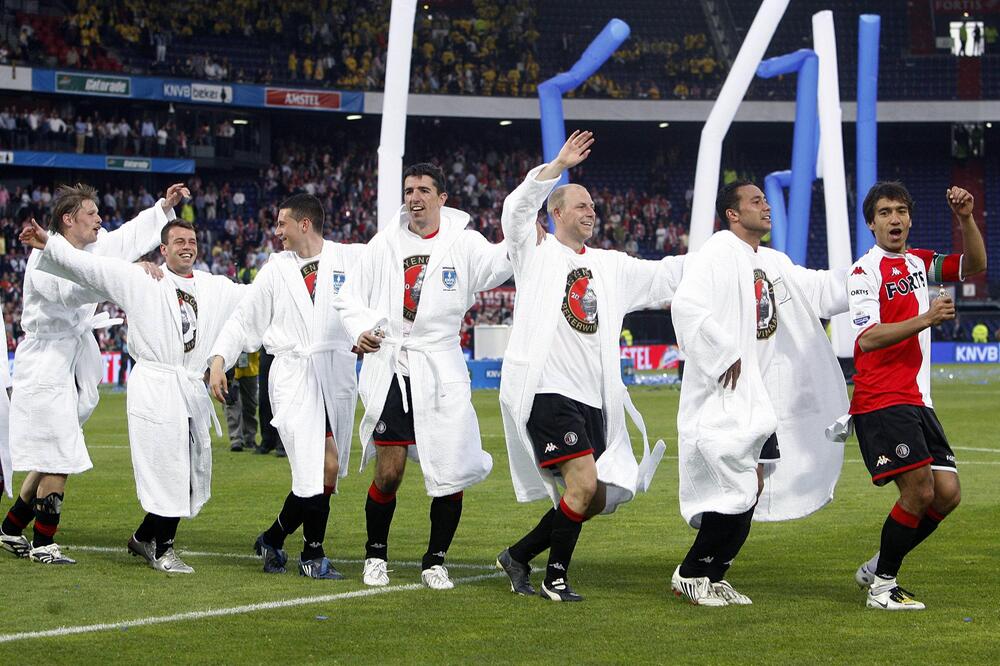 Roy Makaay (Mitte) feiert den Pokalsieg mit Feyenoord Rotterdam 2008 im weißen Bademantel.