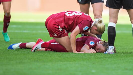 Dänemark-Profi Emma Snerle ging nach dem Kopftreffer benommen zu Boden