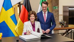 Königin Silvia von Schweden trug sich in Düsseldorf in das Gästebuch des Landes ein. Neben ihr ...