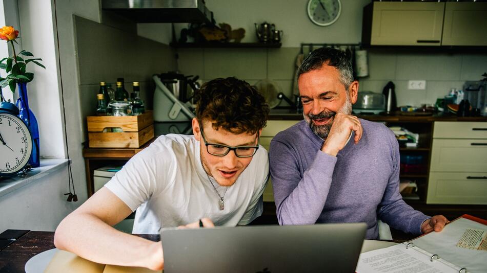 Vater und Sohn am Computer