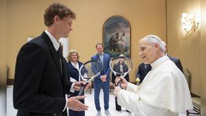 Jannik Sinner und Papst Leo XIV. im Vatikan.