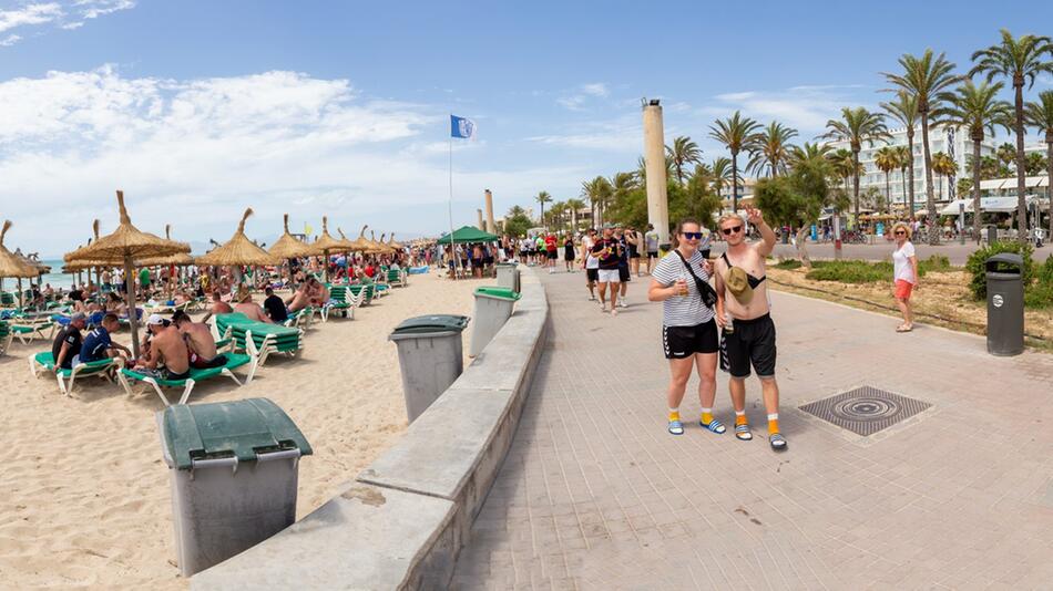 Touristen an der Promenade in Palma de Mallorca.