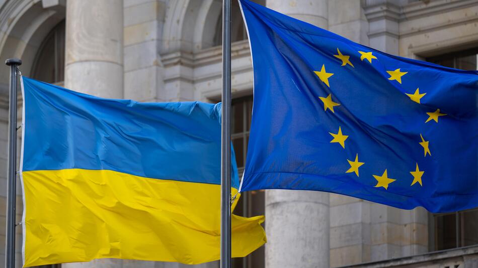 Nationalflagge der Ukraine und die Flagge der EU