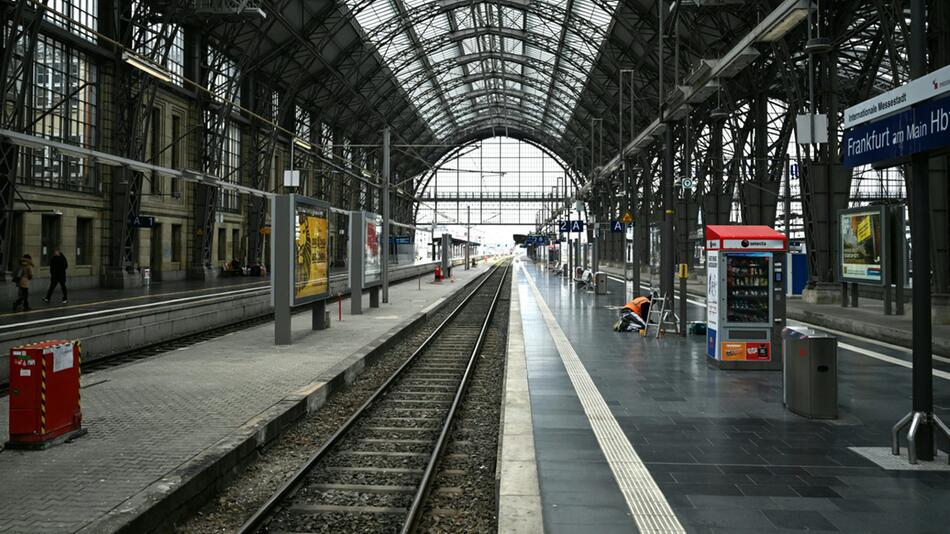 Ein leeres Gleis im Frankfurter Hauptbahnhof