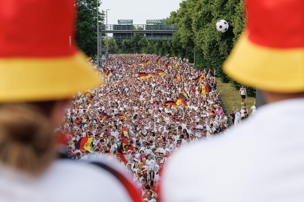 Die DFB-Anhänger beim Fan-Marsch in Dortmund