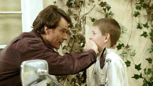 Bryan Cranston (l.) wird beim "Malcolm mittendrin"-Revival auf TV-Sohn Dewey (Erik Per Sullivan) ...