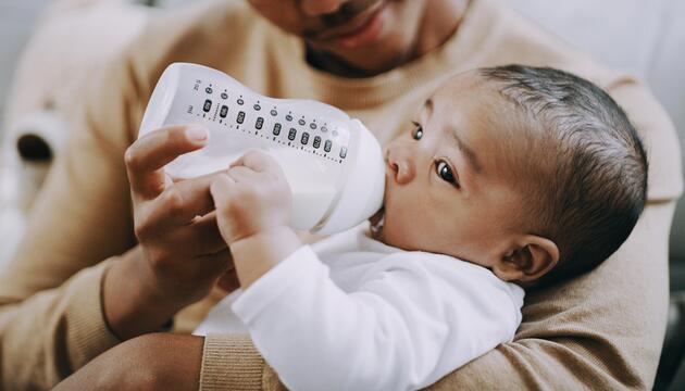 Baby bekommt Milch aus der Flasche
