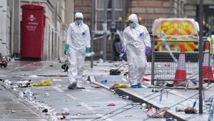 Die Polizei untersucht den Unfallort in der Innenstadt von Liverpool