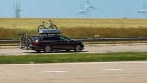 Urlauber fährt mit seinem Auto Richtung Nordsee