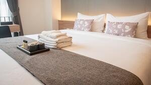 Hotelbett mit Bettschal 