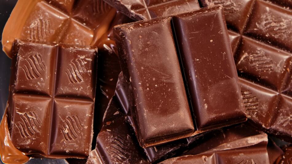 Kann man Schokolade mit weißem Belag noch essen?