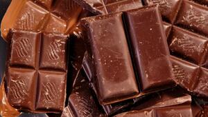 Kann man Schokolade mit weißem Belag noch essen?
