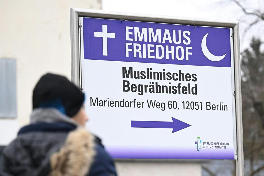 Archiv: Ein Schild verweist auf das muslimische Begräbnisfeld auf dem Emmaus-Friedhof.