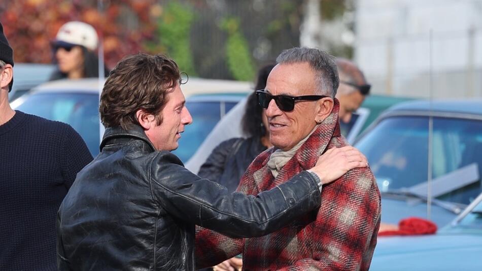 Umarmung für den Boss: Jeremy Allen White (l.) begrüßt Bruce Springsteen