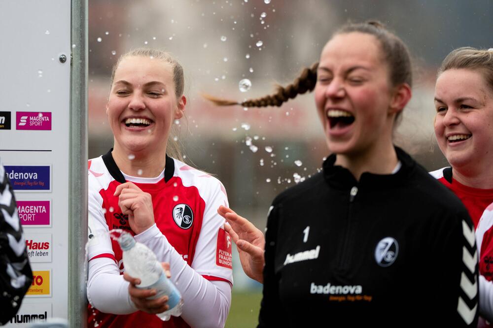 Marie Müller (links) und der SC Freiburg jubeln nach dem gewonnen DFB-Pokal-Viertelfinale 2021.