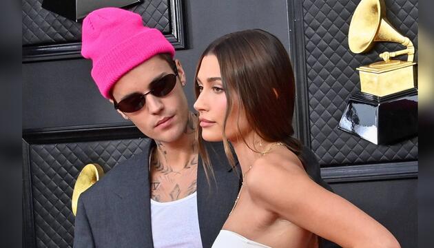 Justin Bieber und Hailey Bieber bei einem gemeinsamen Auftritt auf dem roten Teppich.