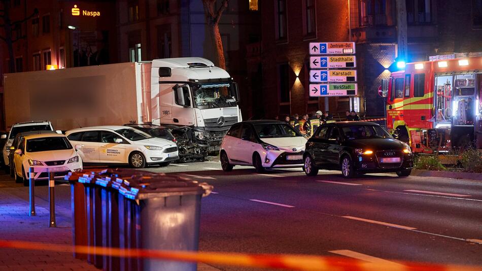 Lastwagen fährt auf Fahrzeuge auf - Ein Schwerverletzter