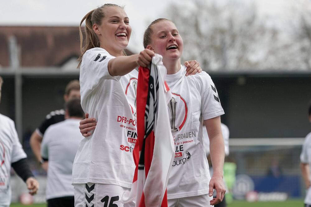 Marie Müller (links) und Janina Minge feiern 2019 Freiburgs Einzug ins DFB-Pokalfinale.