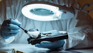 Forensiker untersucht Waffe
