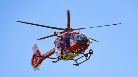 Lebensgefahr: Motorradfahrer wird unter Traktor eingeklemmt