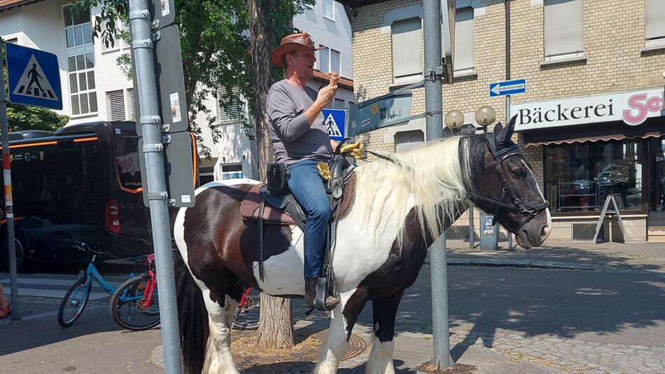 Gerhard Knauer stieg mit seinem Pferd in die Bahn.