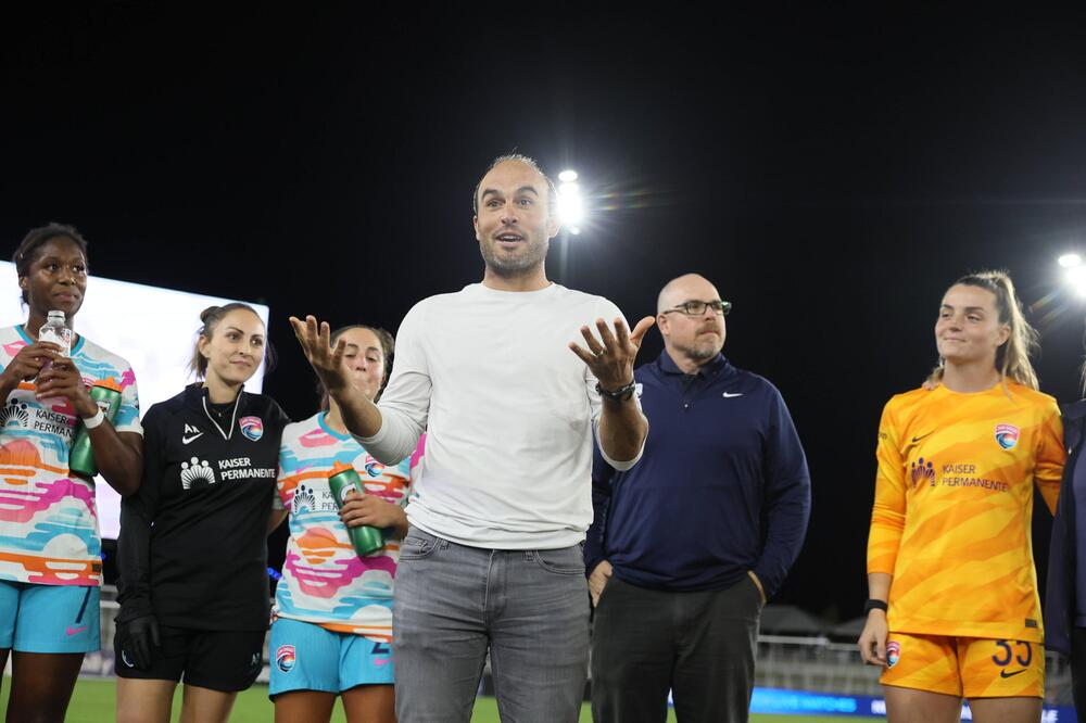 Landon Donovan und seine Spielerinnen der San Diego Wave.