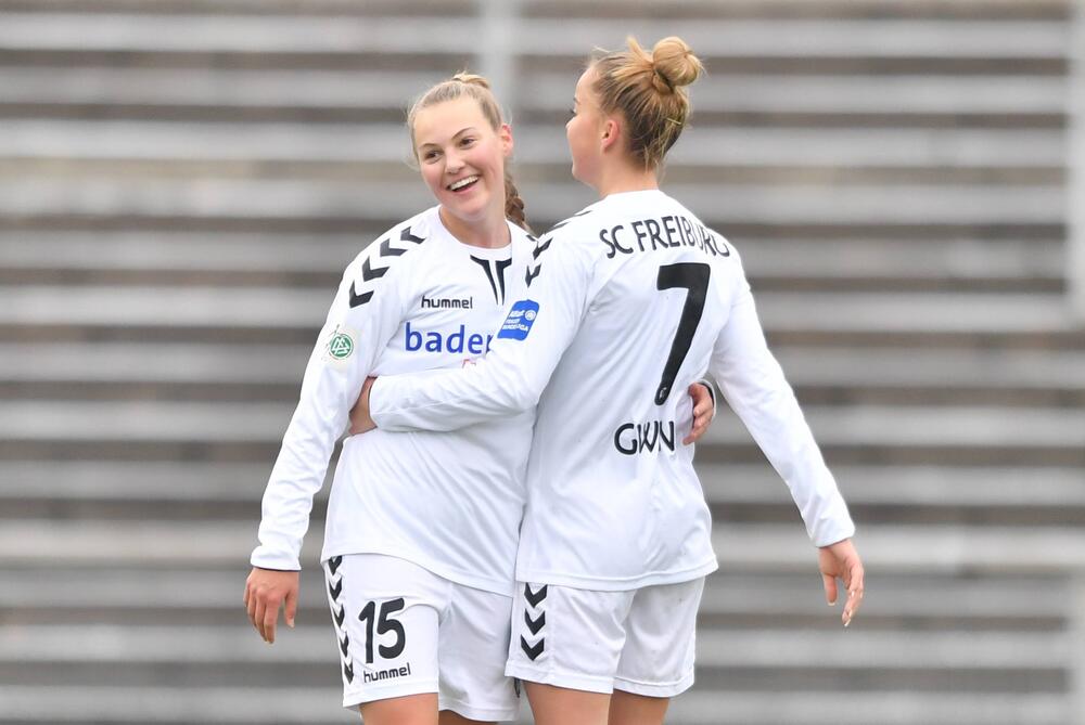Zwei Teenies aus der Freiburger Fußballschule: Marie Müller und Giulia Gwinn.
