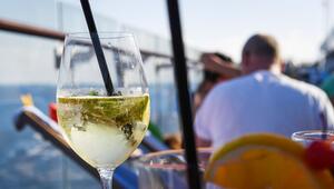 Ein Cocktail steht auf einem Tisch auf einem Kreuzfahrtschiff