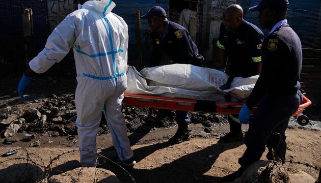 Bewaffnete in Südafrika fallen in Siedlung ein