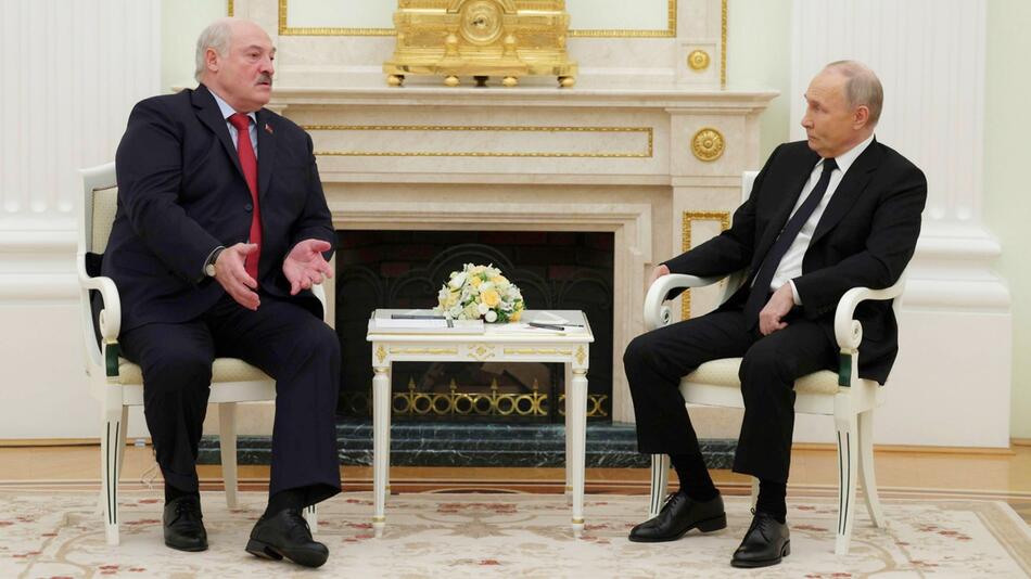 Wladimir Putin hört Alexander Lukaschenko zu