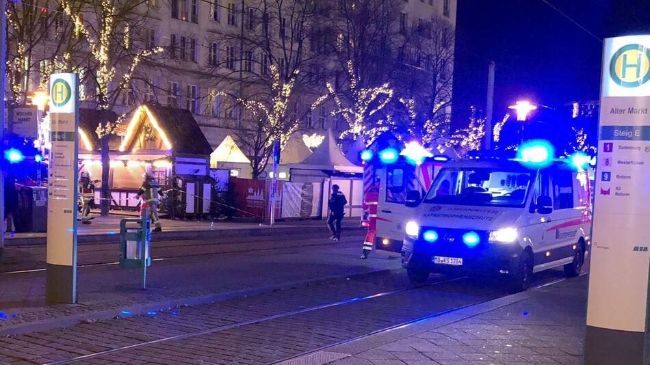 Auto fährt in Menschenmenge auf Magdeburger Weihnachtsmarkt