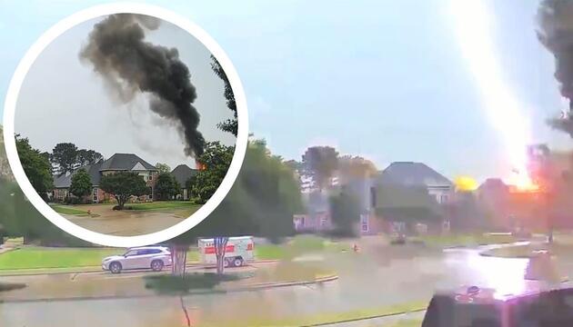 Heftiger Blitzeinschlag in Texas: Gebäude geht sofort in Flammen auf