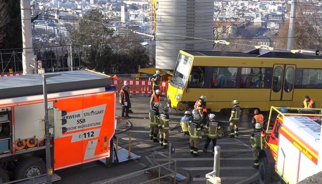 Stuttgarter Stadtbahn entgleist - zwei Menschen verletzt