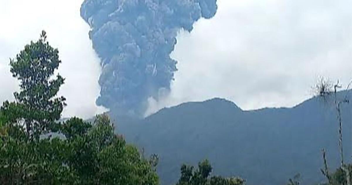 Indonesia: Gunung Berapi Meletus – Awan Abu Berkilo-kilometer Tingginya