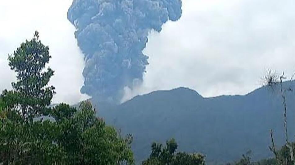 Vulkan Marapi in Indonesien bricht aus