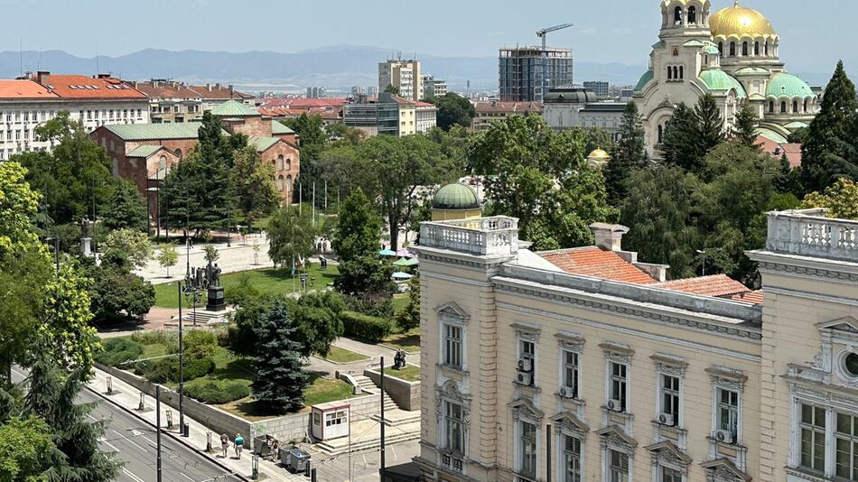 Blick auf die goldene Kuppel der Newski-Kathedrale in Sofia