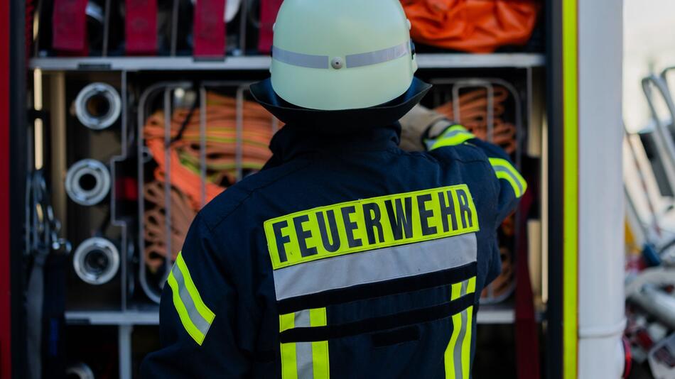 Feuerwehrmann am Einsatzfahrzeug