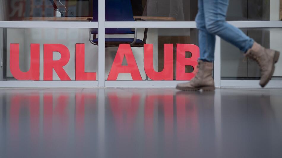 Großbuchstaben bilden das Wort "Urlaub"