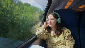 Frau sitzt in Zug